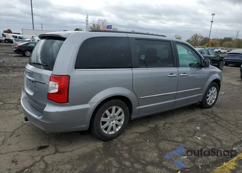 2015 Chrysler Town & Country Touring z USA, uszkodzony, nr VIN 2C4RC1BG2FR629921